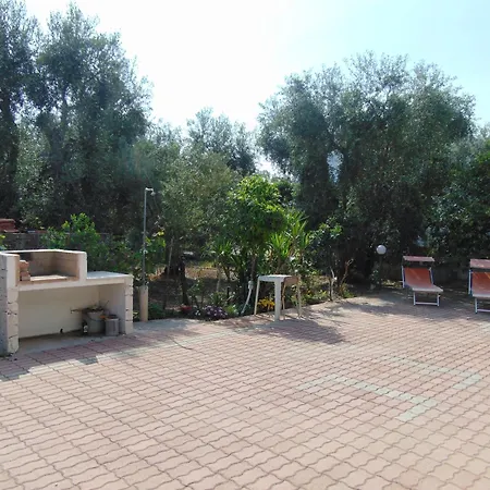 Appartamento In Villa Con Giardino Pizzomunno Apartment *
