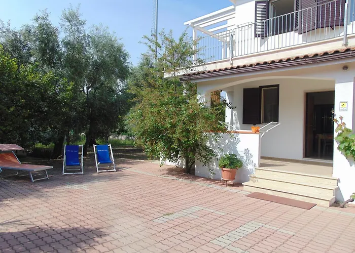 Appartamento In Villa Con Giardino Pizzomunno Lägenhet